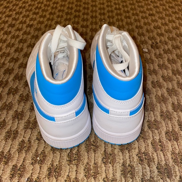 Jordan 1 Mid UNC (W) - Picture 5 of 8